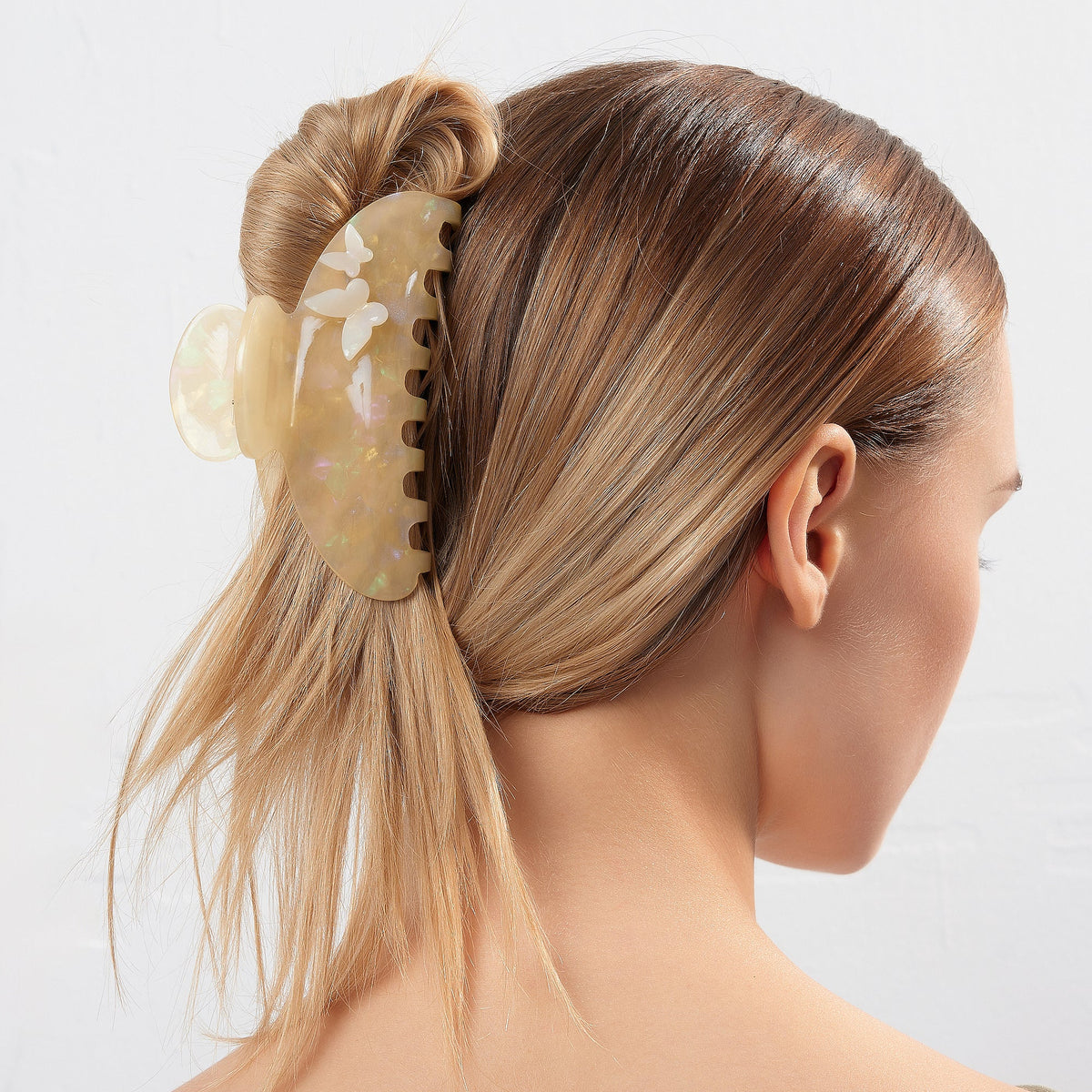 Amelia Butterfly Garden Claw Clip in Daisy
